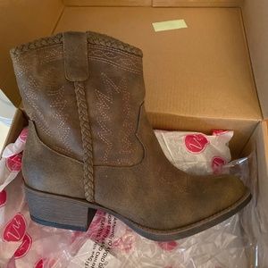 Women’s cowboy booties